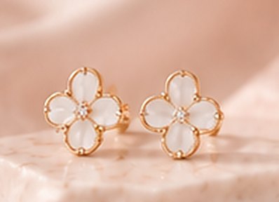 Mother-of-pearl clover stud earrings in gold